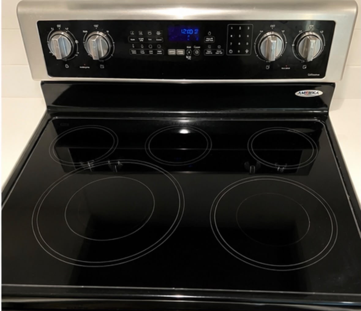 Glass stovetop after detailed deep cleaning